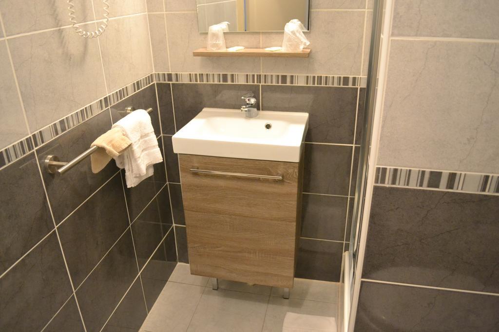 Logis-Hotel & Restaurant Le Carnot Bolbec Kamer foto
